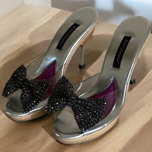 BETSEY JOHNSON “Polly Bow” Elegant Silver & Black Sequin Bow Heels Size 9 NWOT